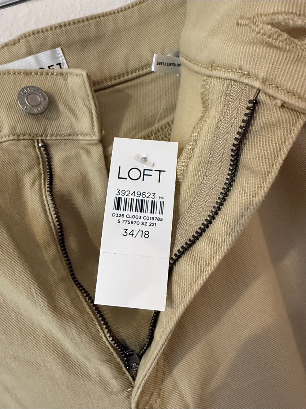 NWT Loft relaxed flare
High rise 
Curvy
Beige 
34/18